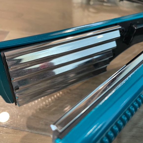 Excellent Condition Crimping Iron - Picture 7 of 10